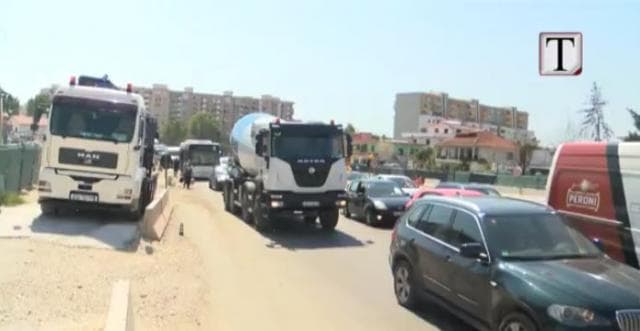 Trafik i rënduar te rrethrrotullimi “Shqiponja”, shkak punimet (VIDEO)