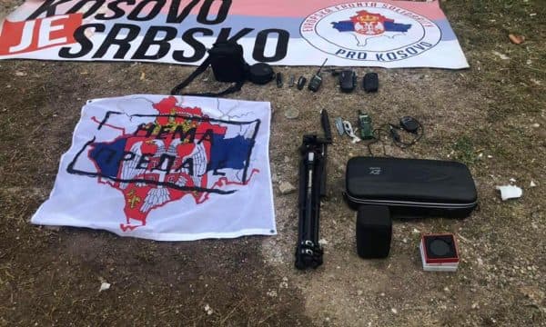 Tifozët çek tentuan të fusin pankarta me mbishkrimin “Kosova është Serbi”, ndalohen nga policia në Stadiumin e Prishtinës