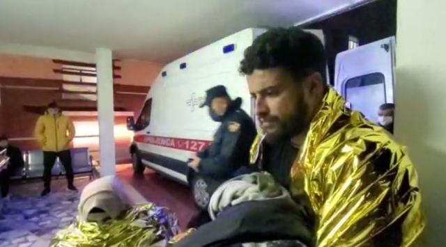 “Gomonia po mbytet, ndihmë”/ Si shpëtuan 50 sirianët teksa tentonin të iknin në Itali (VIDEO)
