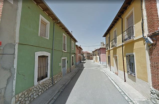 Një Robin Hud misterioz në Spanjë, u lë banorëve të fshatit zarfe me para