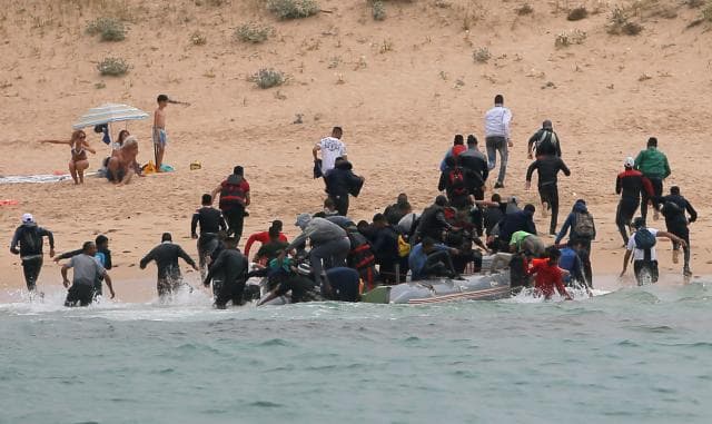 Emigrantë zbarkojnë në plazhet spanjolle, tremben turistët
