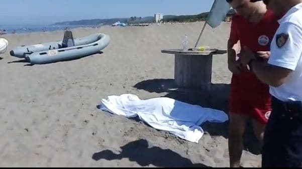  Humb jetën një person në plazhin e Spillesë