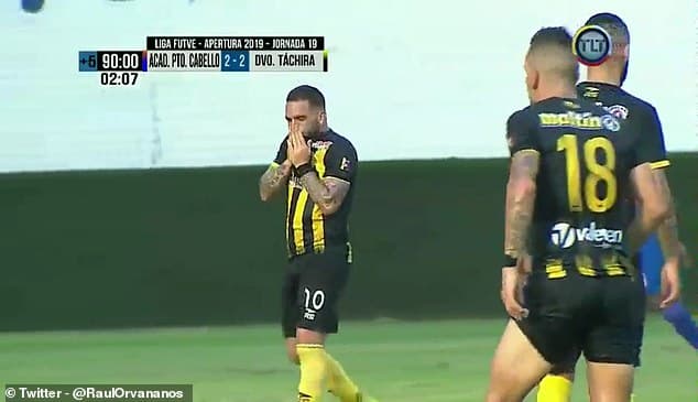Lojtari shënon gol dhe qan (VIDEO)