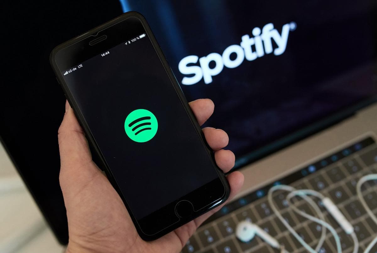 “Spotify” kërkon futjen e teksteve në këngë