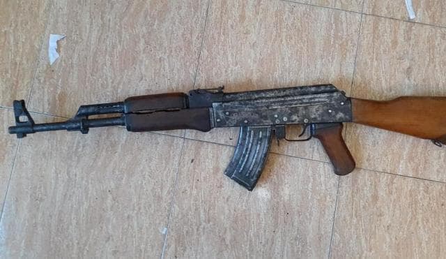 Lëvizte me kallashnikov nëpër qytet, policia arreston 38-vjeçarin në Bulqizë