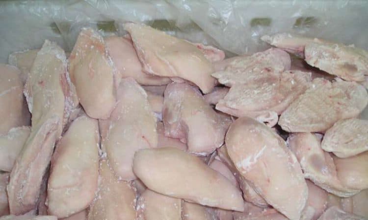 Bllokohen 46.2 tonë produkte të pasigurta nga Brazili, në mesin e tyre 27 tonë mish pule me salmonelë