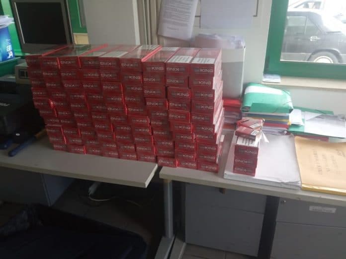 Sekuestrohen 93 steka cigare pa pullë fiskale në Muriqan, ndalohet italiani
