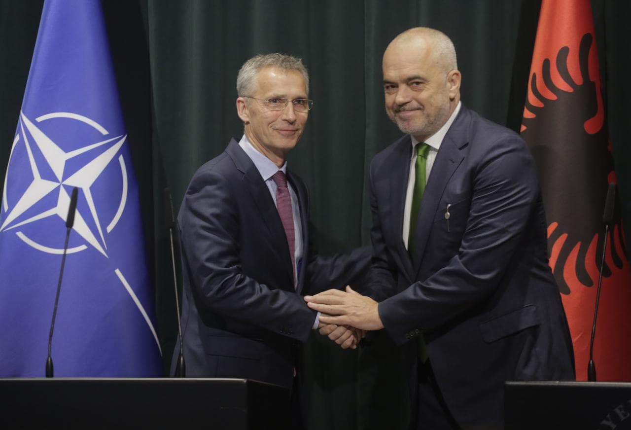 Stoltenberg: Dhuna politike e papranueshme, problemet zgjidhen me dialog (VIDEO)
