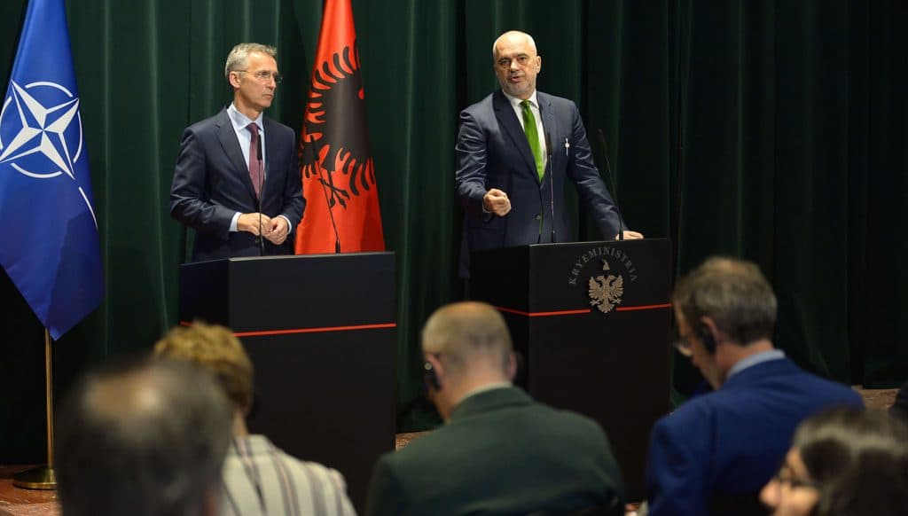 Stoltenberg: Nxisim investimin në bazën e Kuçovës
