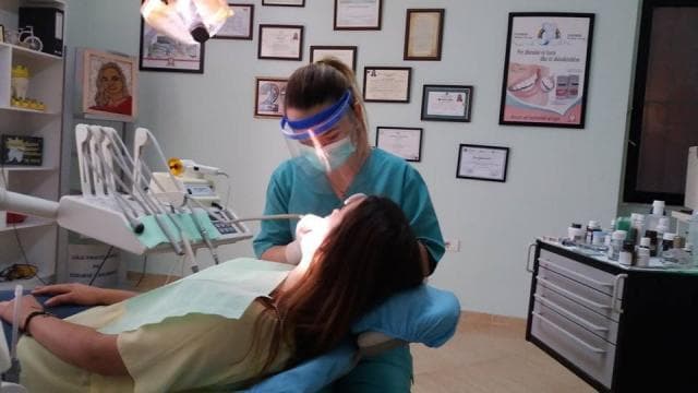Nga 11 maji edhe 14 bashki “zona të gjelbra”/ Hapen klinikat dentare, parukeritë, berberët dhe qendrat tregtare