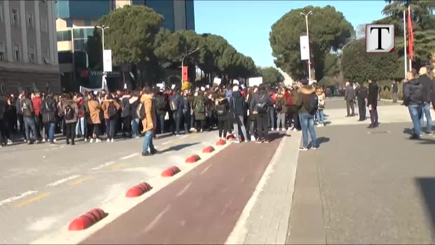 Studentët në protestë: Të përgjysmohen tarifat /Por sa paguajnë studentët në Europë (VIDEO)