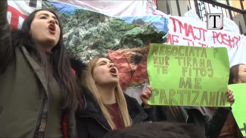 Protesta/ Studentët ndahen në grupe, bllokojnë “Zogun e Zi”, Ministrinë e Arsimit dhe Kryeministrinë (VIDEO)