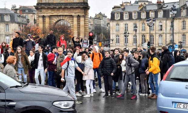 Protestat franceze/ Studentët bojkotojnë shkollat, kryeministri takon udhëheqësit e opozitës, bie numri i turistëve në Paris