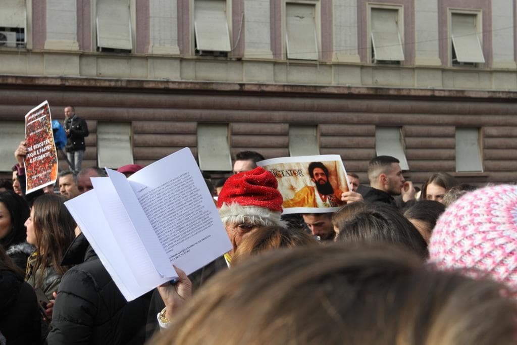 Studentët vazhdojnë rezistencën pavarësisht shiut, protestës u bashkohen banorët e "Astirit", Rama reagon në "Instagram" (VIDEO)