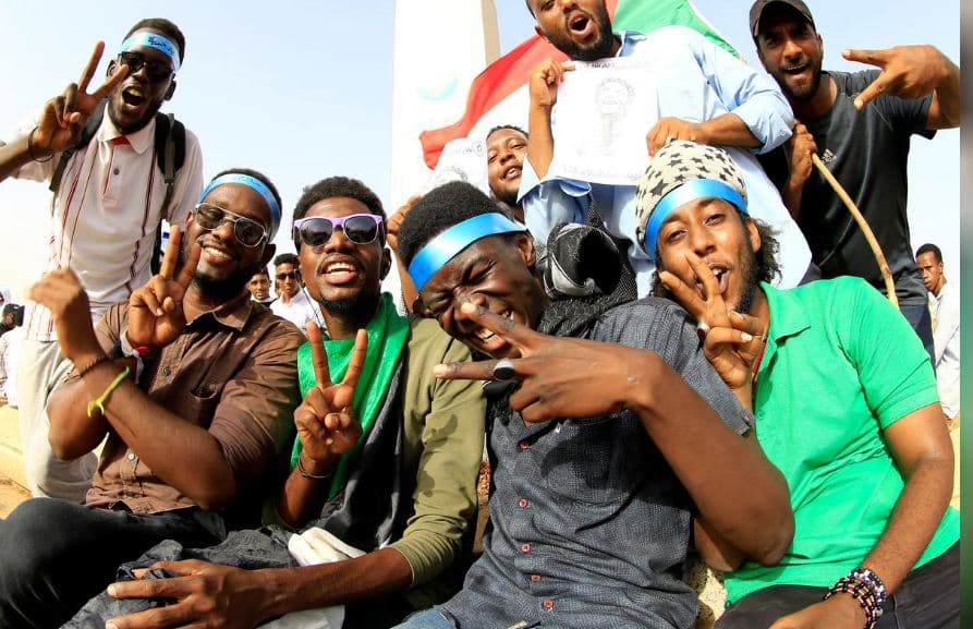 Protestuesit e Sudanit pushtojnë sheshin e kërkojnë liri (FOTO)