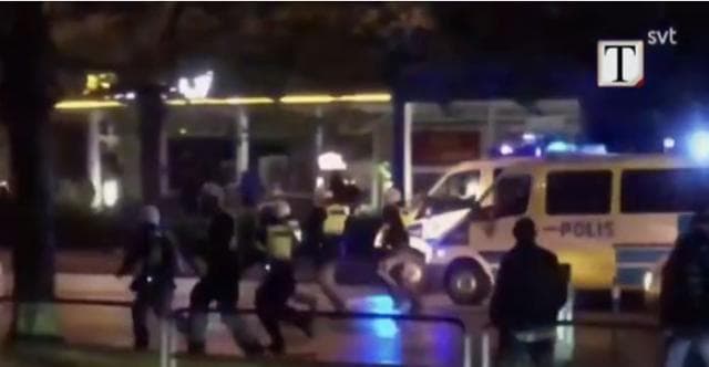 Suedi, ekstremistët e djathtë djegin Kuranin (VIDEO)