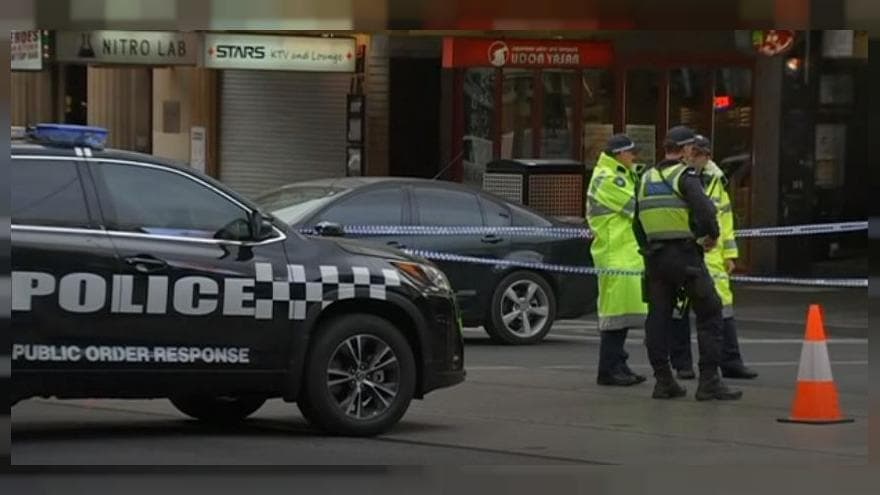 Sulm me thikë në rrugët e Melburnit, policia: Dyshime për terrorizëm (VIDEO)