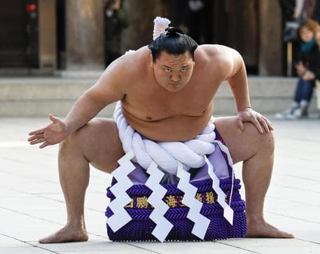 Kampioni i Sumos japoneze rezulton me Covid pak ditë para turneut të madh
