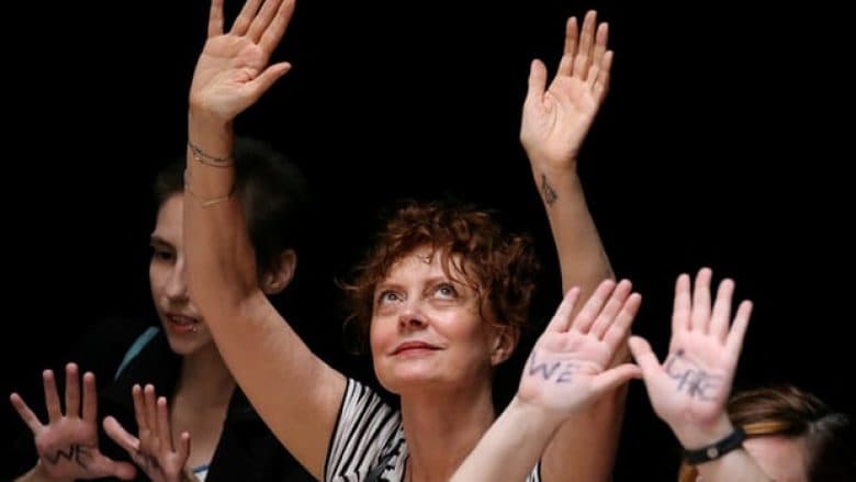 Ndarjet e emigrantëve /Aktorja Susan Sarandon në mesin e femrave të arrestuara në protestën anti-Trump