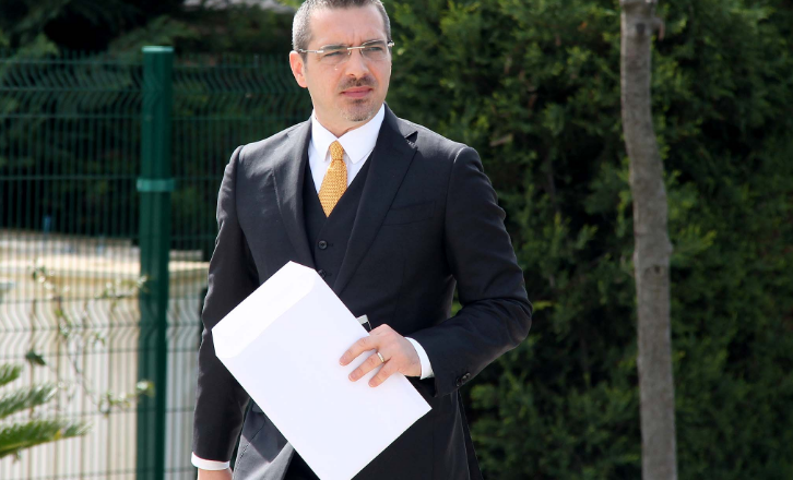 Ish-ministri Saimir Tahiri ‘thyen’ heshtjen, statusi i parë në FB pas një kohe të gjatë