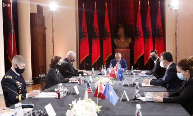 Ambasada e SHBA zbardh detaje nga takimi i ambasadores Kim me Ramën e Metën në Presidencë