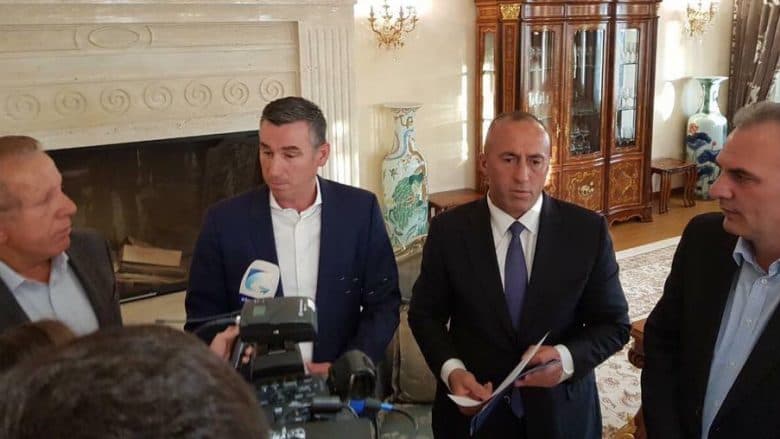 Haradinaj, Veseli, Limaj e Pacolli takohen pas përplasjeve për taksën ndaj Serbisë