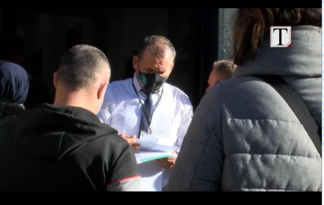  Emigrantët dynden për të bërë tamponin (VIDEO)