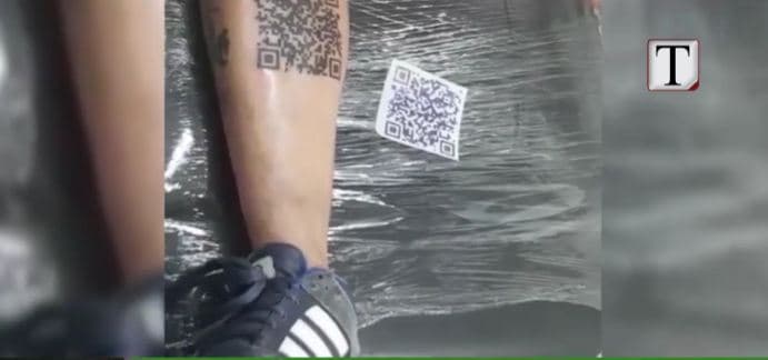 Tifozi i çmendur bën tatuazh Bar Code (VIDEO)