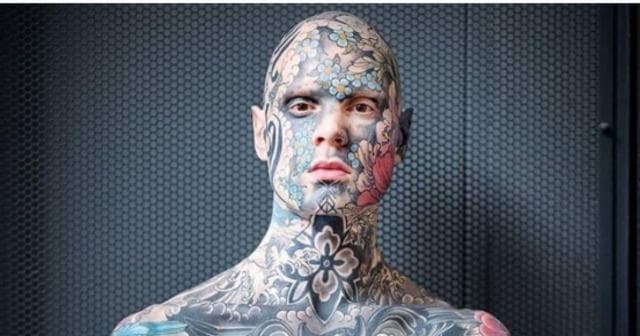 “Ka shumë tatuazhe, na tremb fëmijët”, mësuesi i artit largohet nga shkolla
