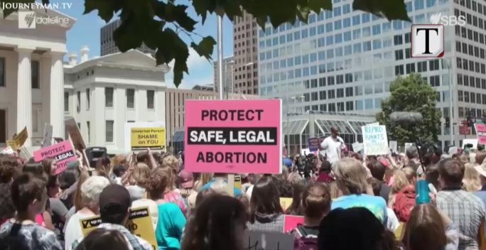 Të drejtat për abortin, Ariana Grande dhe Dua Lipa mbështesin fushatën (VIDEO)