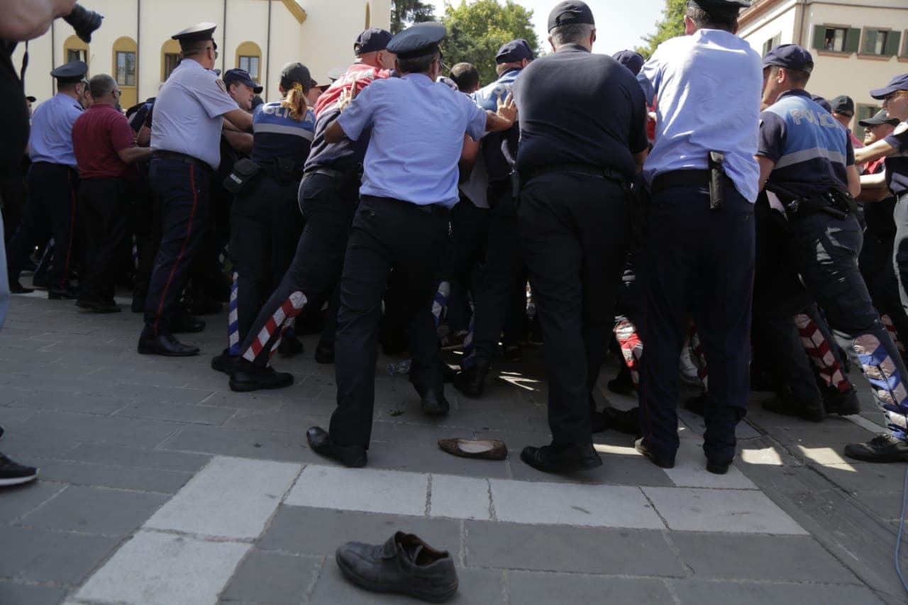 Një protestues humb ndjenjat para Teatrit Kombëtar