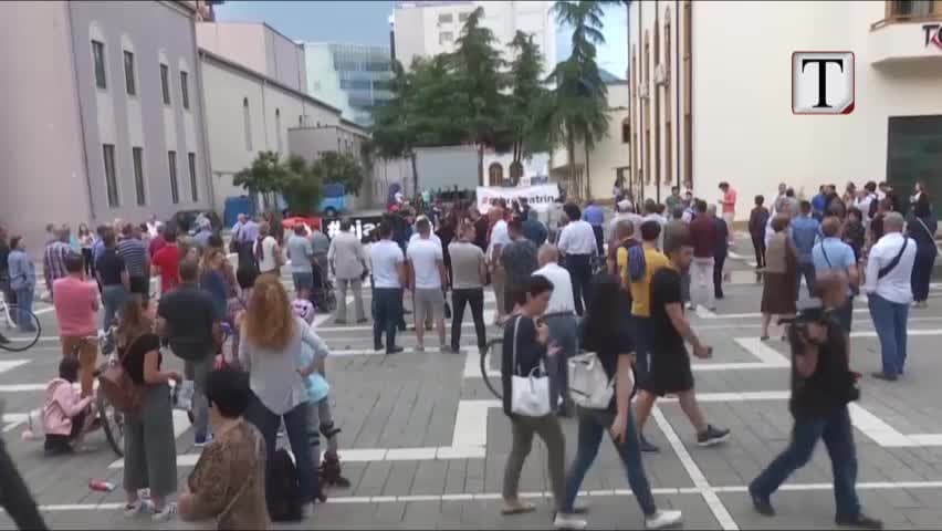 “Teatri”, opozita kthen sytë nga ndërkombëtarët: Mos heshtni (VIDEO) 