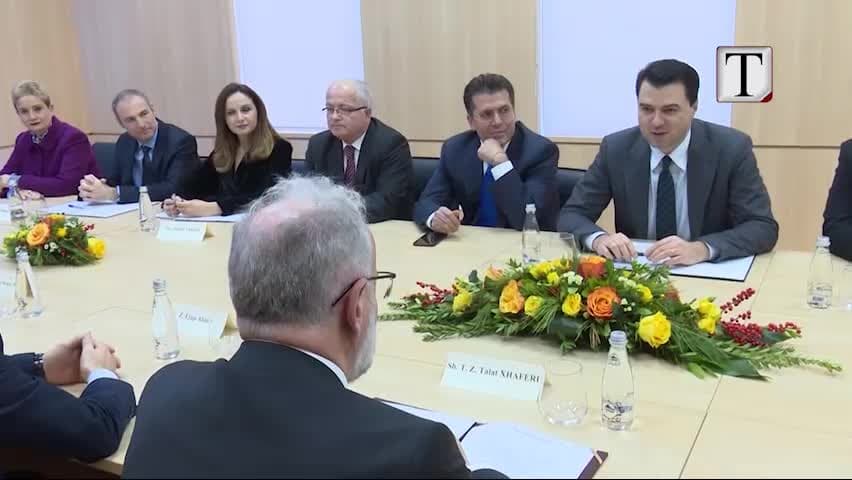 Talat Xhaferri shkon në selinë e PD-së (VIDEO)