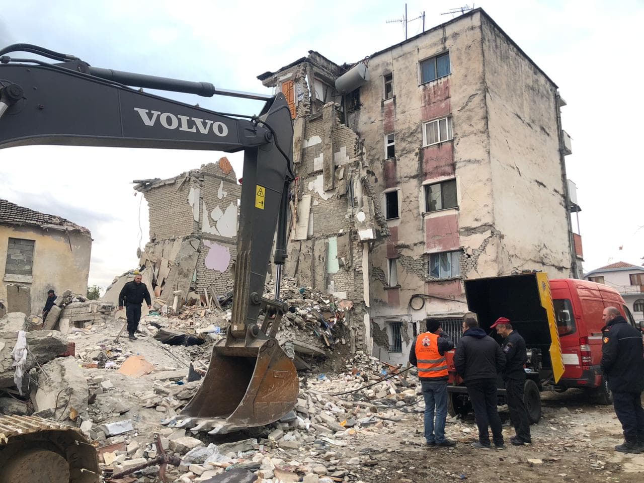 IKMT zbret në terren/ Shemben katër pallate në Thumanë, në proces vlerësimi edhe në Durrës
