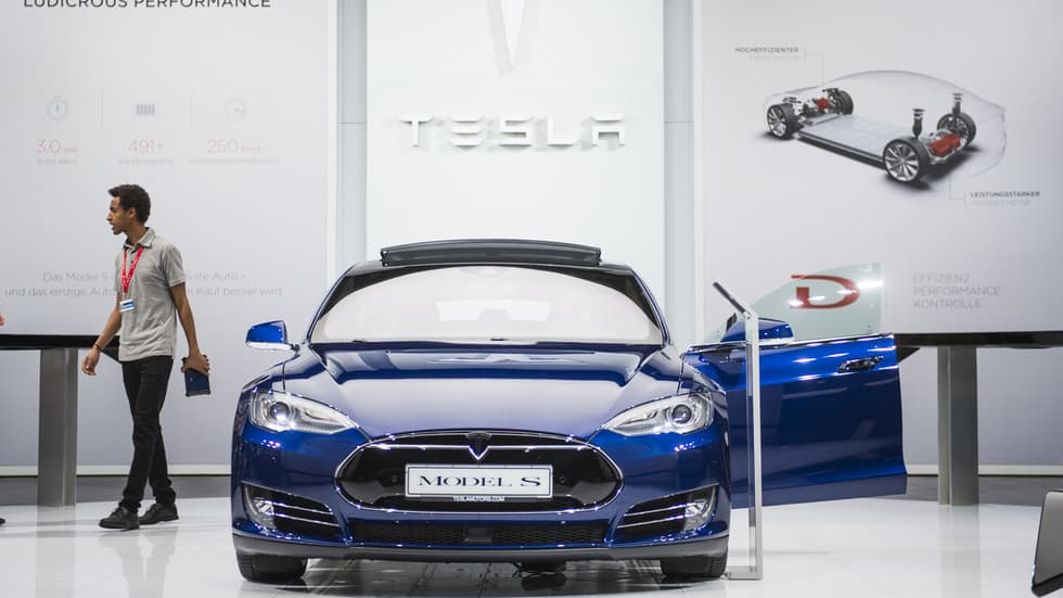 Tjetër dështim i Tesla-s, shoferi digjet në makinë sepse nuk i hapen dyert