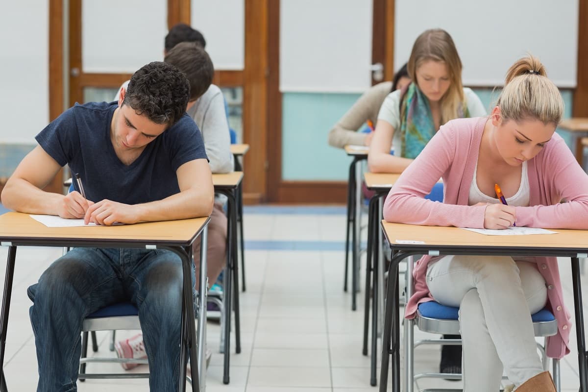 Femrat janë të mira në testet e matematikës dhe shkencës