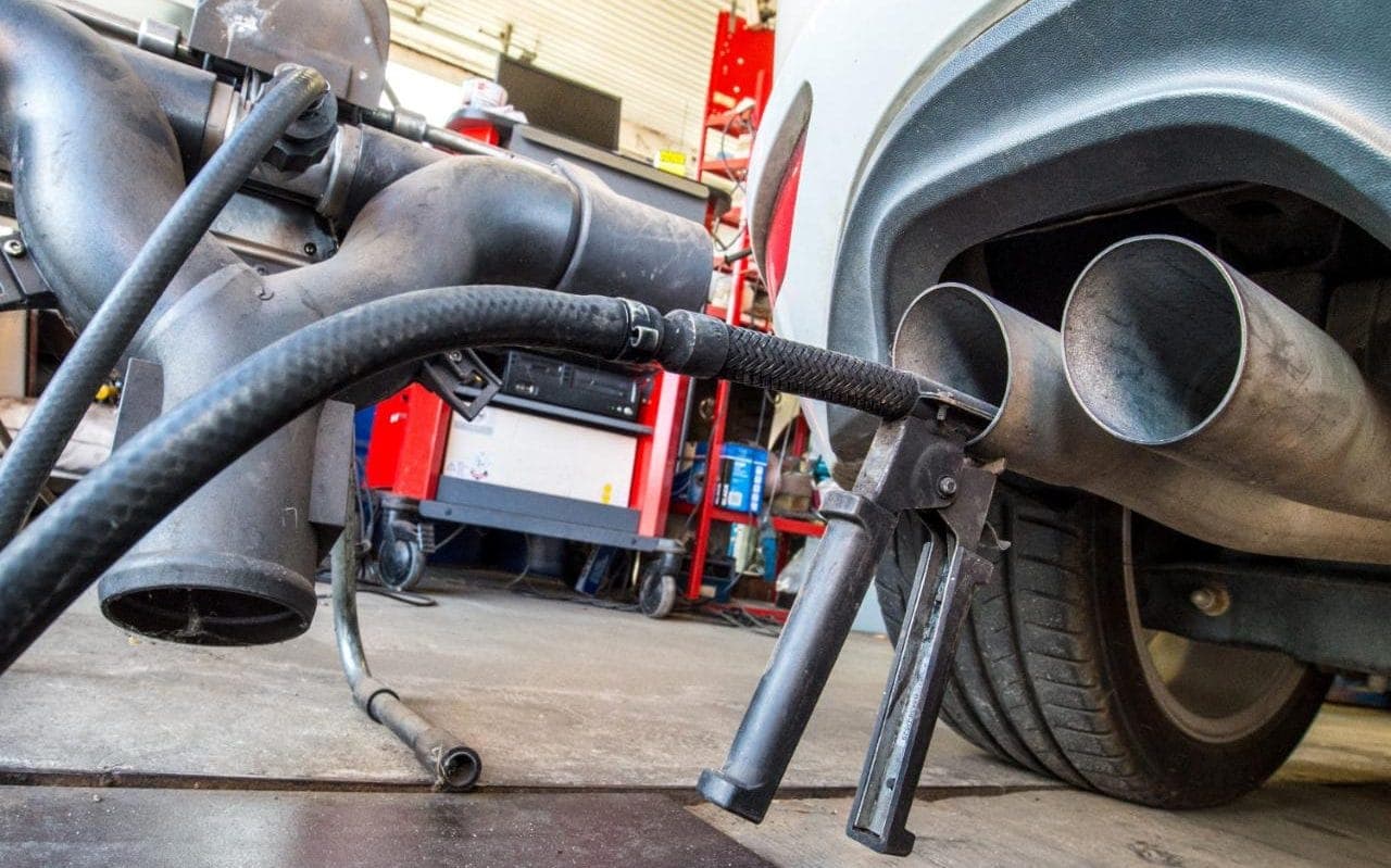 BE nis hetimin për “kartelin” BMW, Daimler dhe Volkswagen