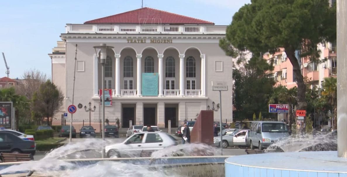    Presidenti Meta nderon teatrin “Migjeni”me titullin “Nderi i kombit” 