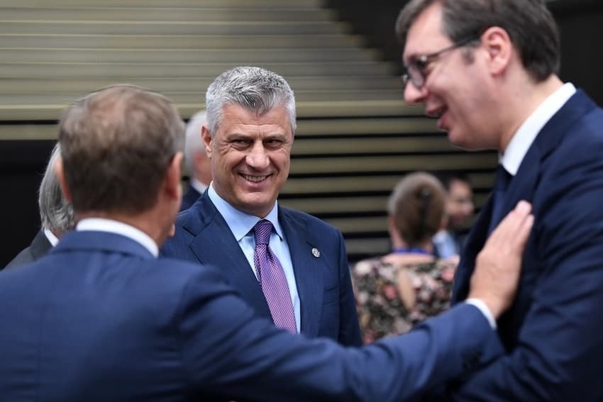 Thaçi e Vuçiç bisedojnë me ndihmës-sekretarin amerikan Mitchell, nuk diskutojnë për korigjimin e kufinjve  