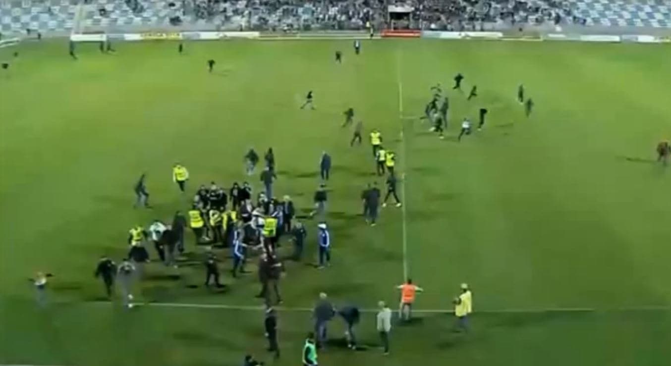 Tirana dhe Kukësi ndajnë nga një pikë, tifozët bardheblu pushtojnë fushën në "Selman Stërmasi" (VIDEO)