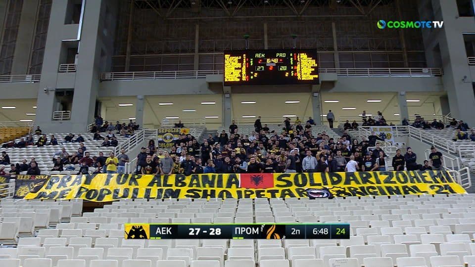 Tifozët e ekipit grek, banderolë me flamurin shqiptar në stadium