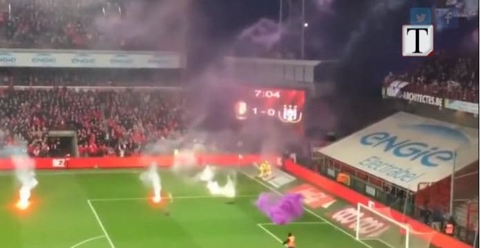 Tifozet i “vënë flakën” stadiumit (VIDEO)