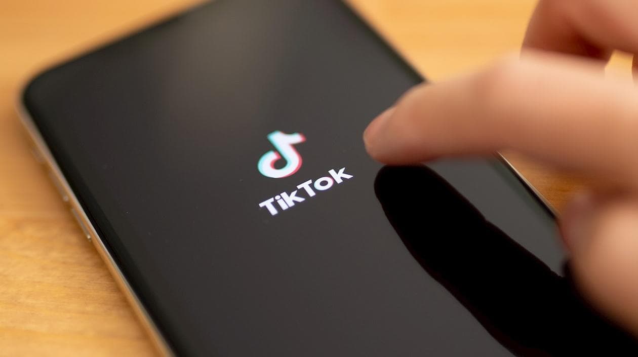 Alarm në Itali! Babai gjen 12-vjeçaren të pajetë në tualet nga sfida e TikTok