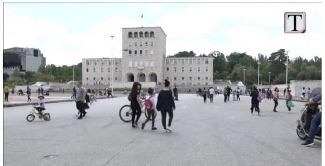 Qytetarët vërshojnë në rrugë e parqe (VIDEO)