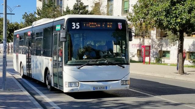 Vidhnin portofola në urbanët e Tiranës, arrestohen dy hajdutët