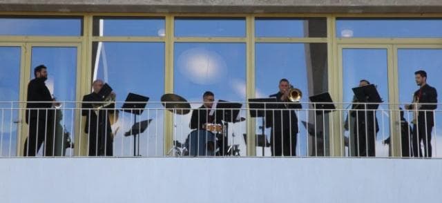    Teatri Kombëtar i Operas dhe Baletit me performancë nga ballkoni për festat e fundvitit (VIDEO)