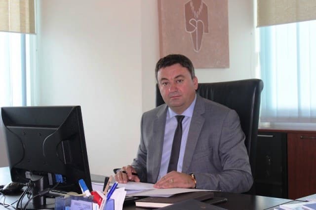Ministri serb në qeverinë e Kosovës i quan shqiptarët “terroristë”, Haradinaj e shkarkon menjëherë