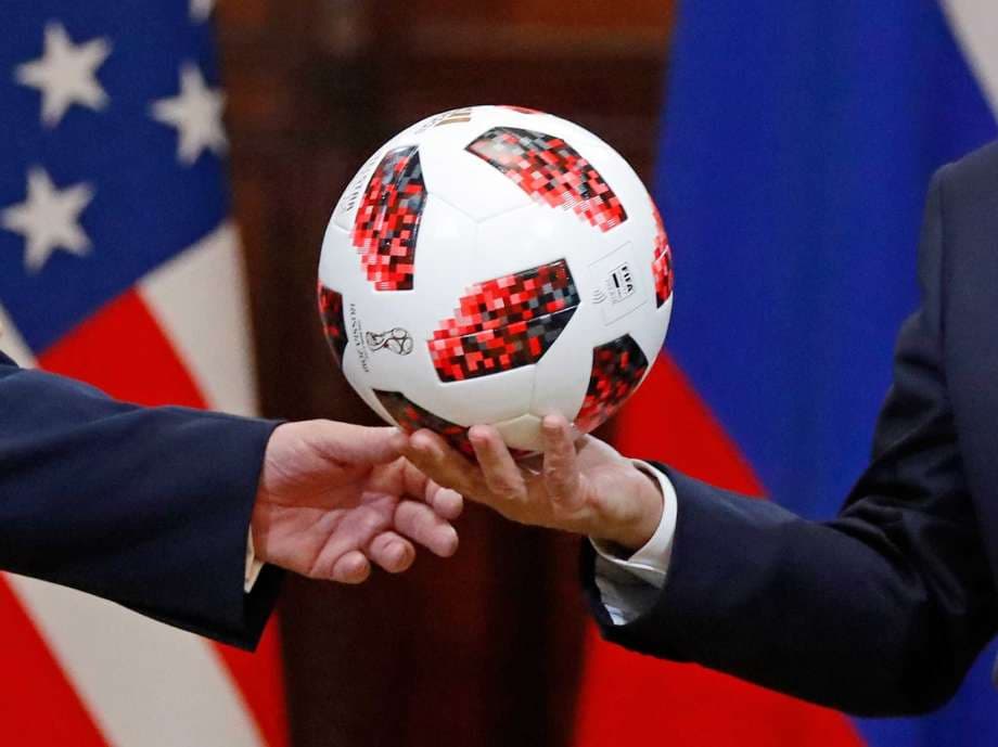 A e futi në kurth Putin-Trump me topin e futbollit që i dhuroi? Mund të ketë një çip transmetues