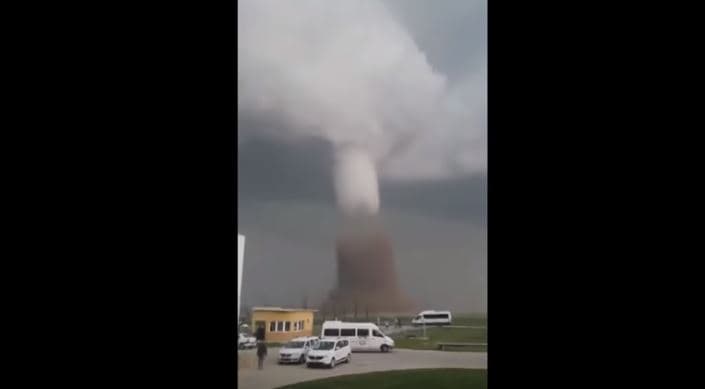 Një tornado e fuqishme shfaqet mbi qiellin e fshatit rumun  