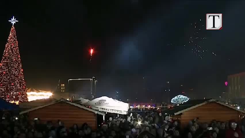 Tirana feston natën e ndërrimit të viteve (VIDEO)